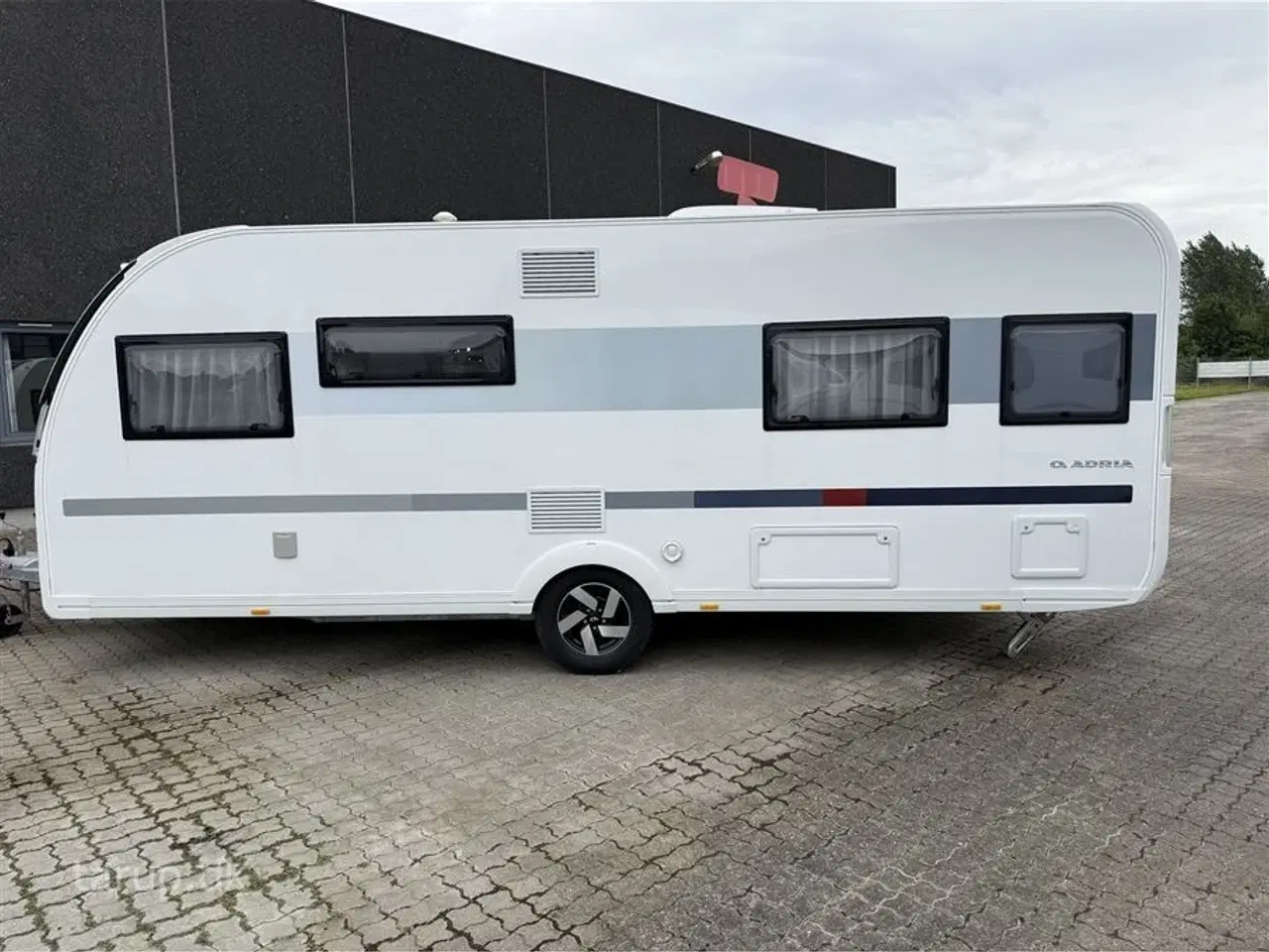 Billede 6 - 2024 - Adria Adora 572 UT Selected Edition   Enkeltsenge, rundsiddegruppe, stort badeværelse, Alde centralvarme, aircondition og Smart Box gaskassesystem, El-gulvvarme