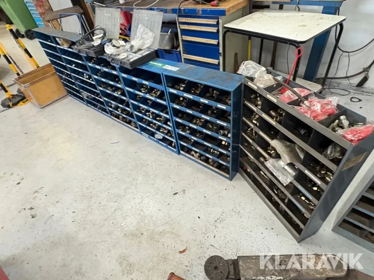 Billede 1 - Reoler med fittings