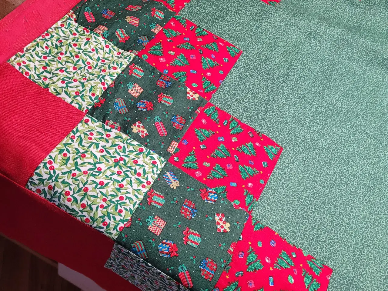 Billede 3 - Patchwork juletræe tæppe helt nyt.