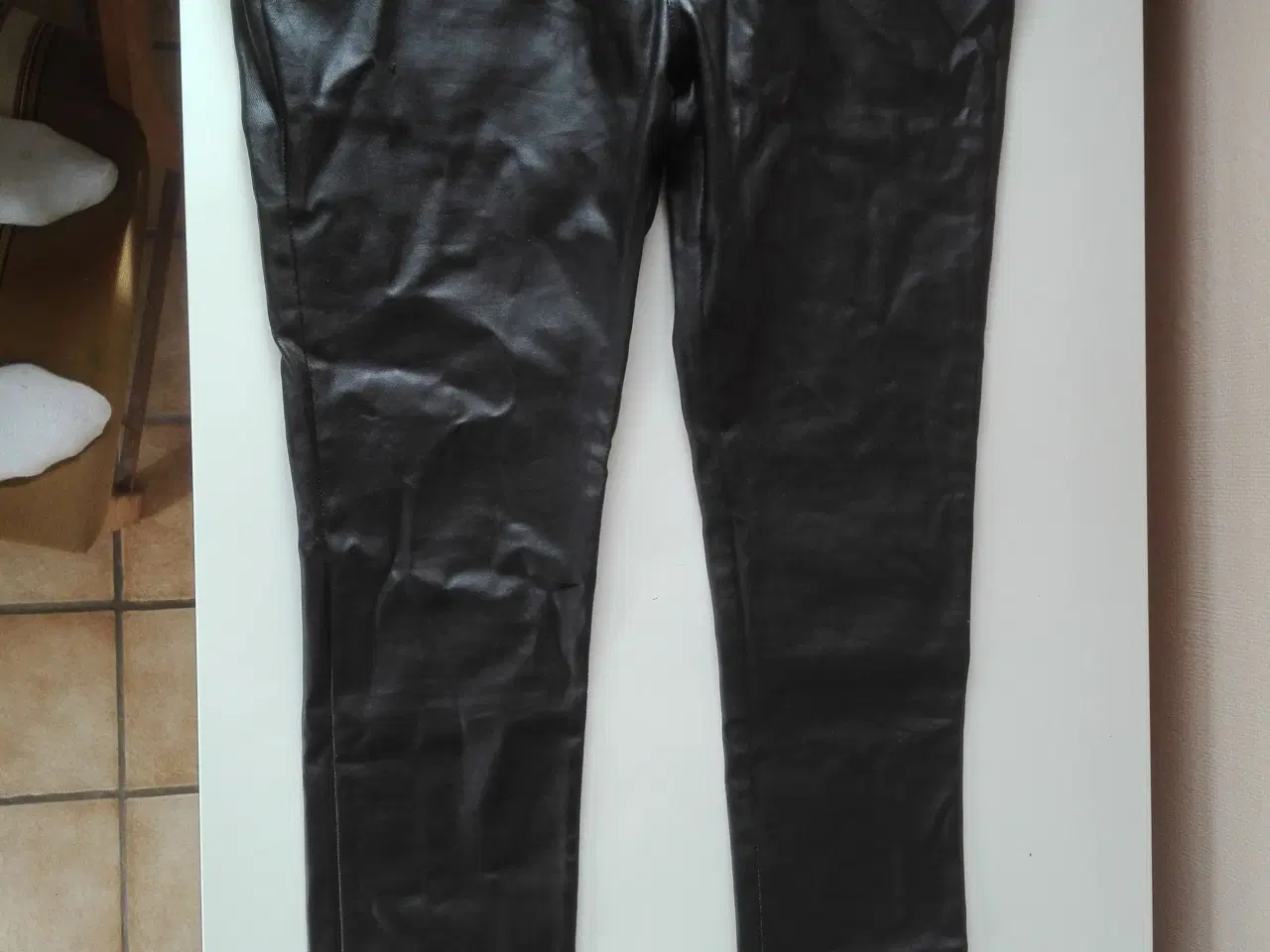 Billede 1 - Jeans coated str. 44