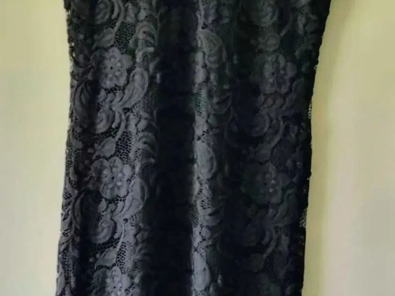 Billede 1 - Smuk sort blondekjole str M/38 fra Hennes og Mauri