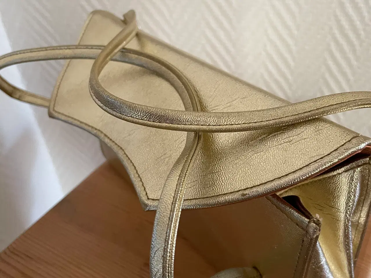 Billede 4 - Taske i guld 
