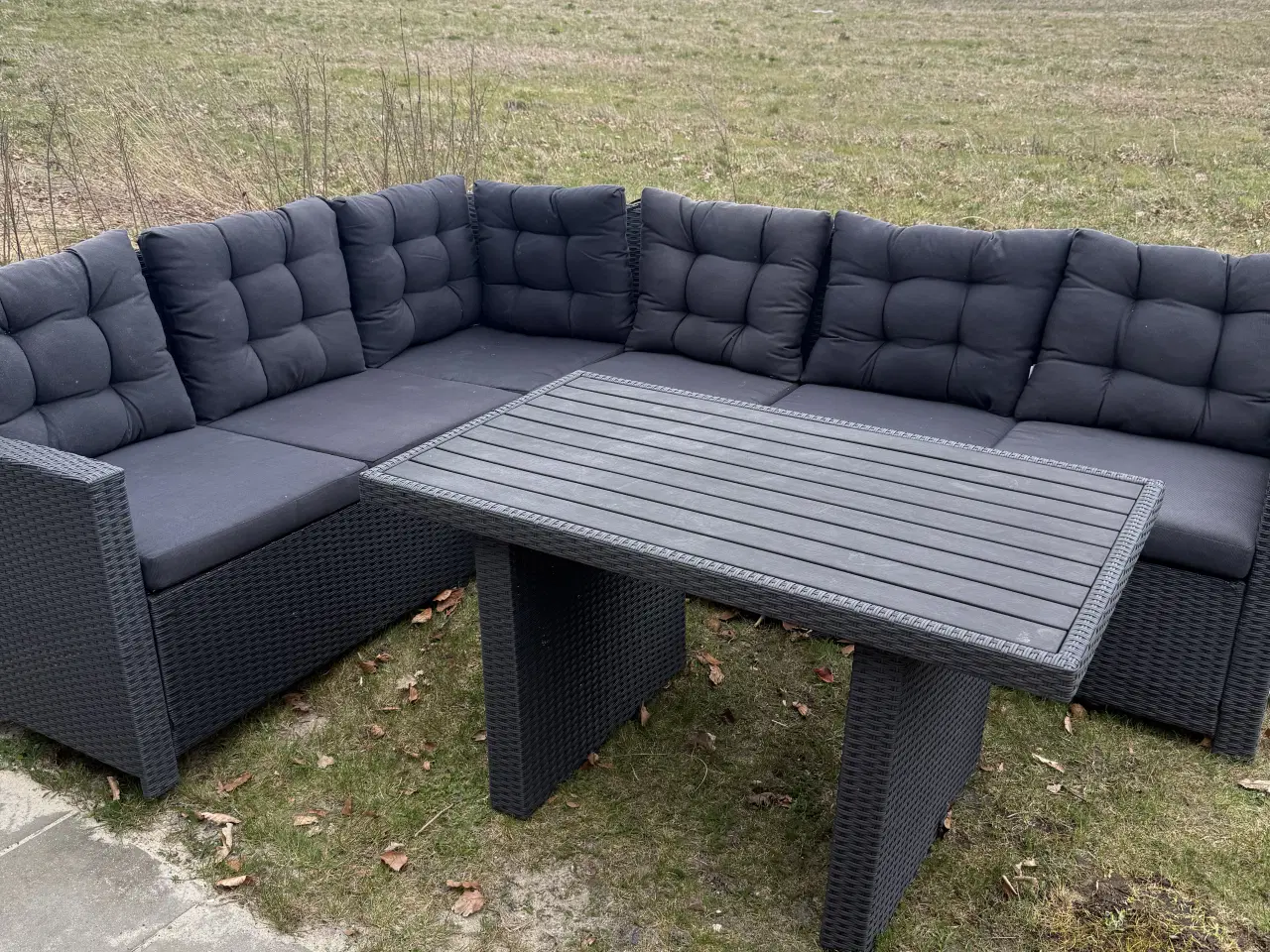 Billede 1 - Sort loungesæt med hjørnesofa og bord sælges