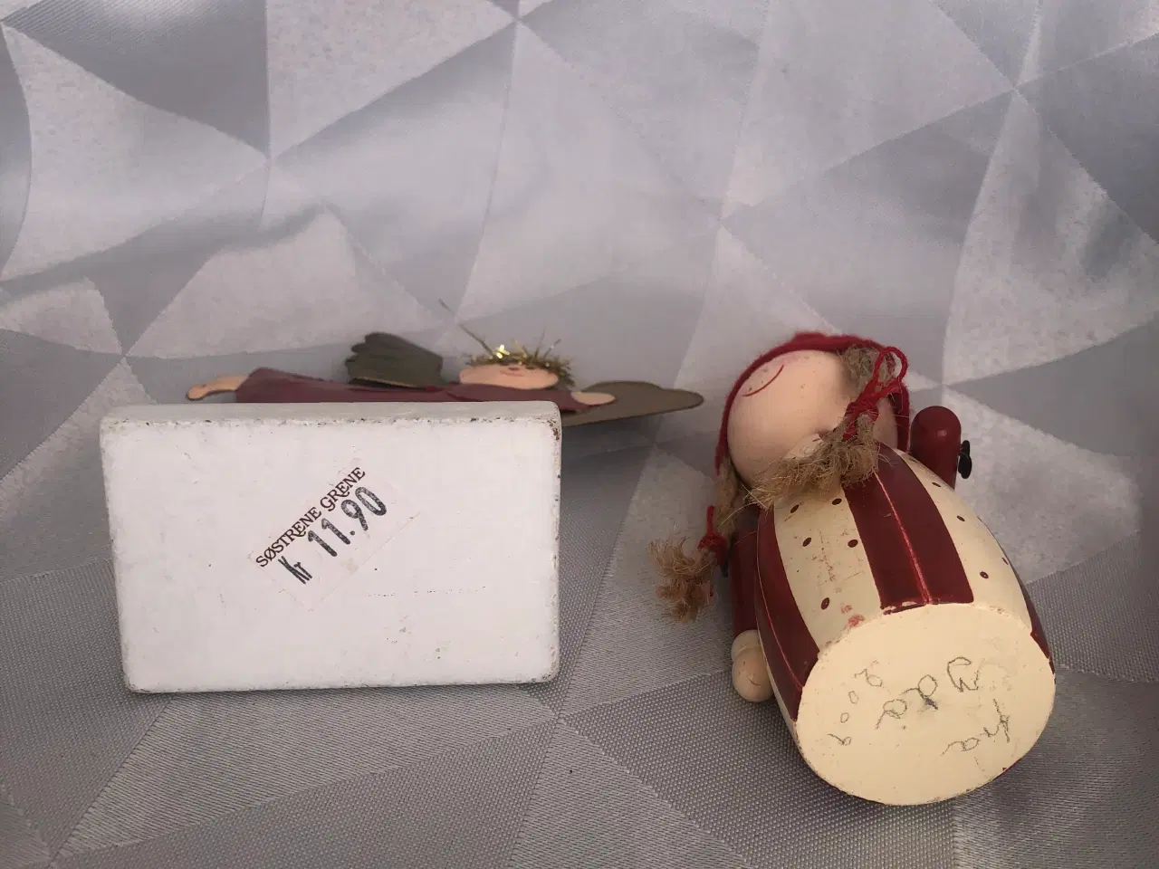 Billede 8 - 2 julefigurer - træ nisse pige & metal engel