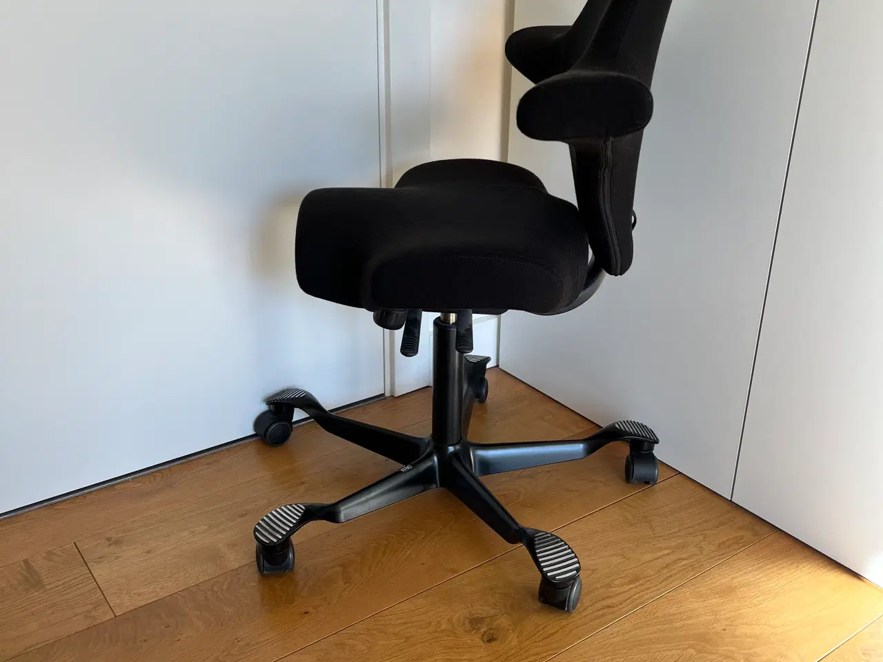 Billede 3 - HÅG Capisco ergonomisk kontorstol med sort betræk