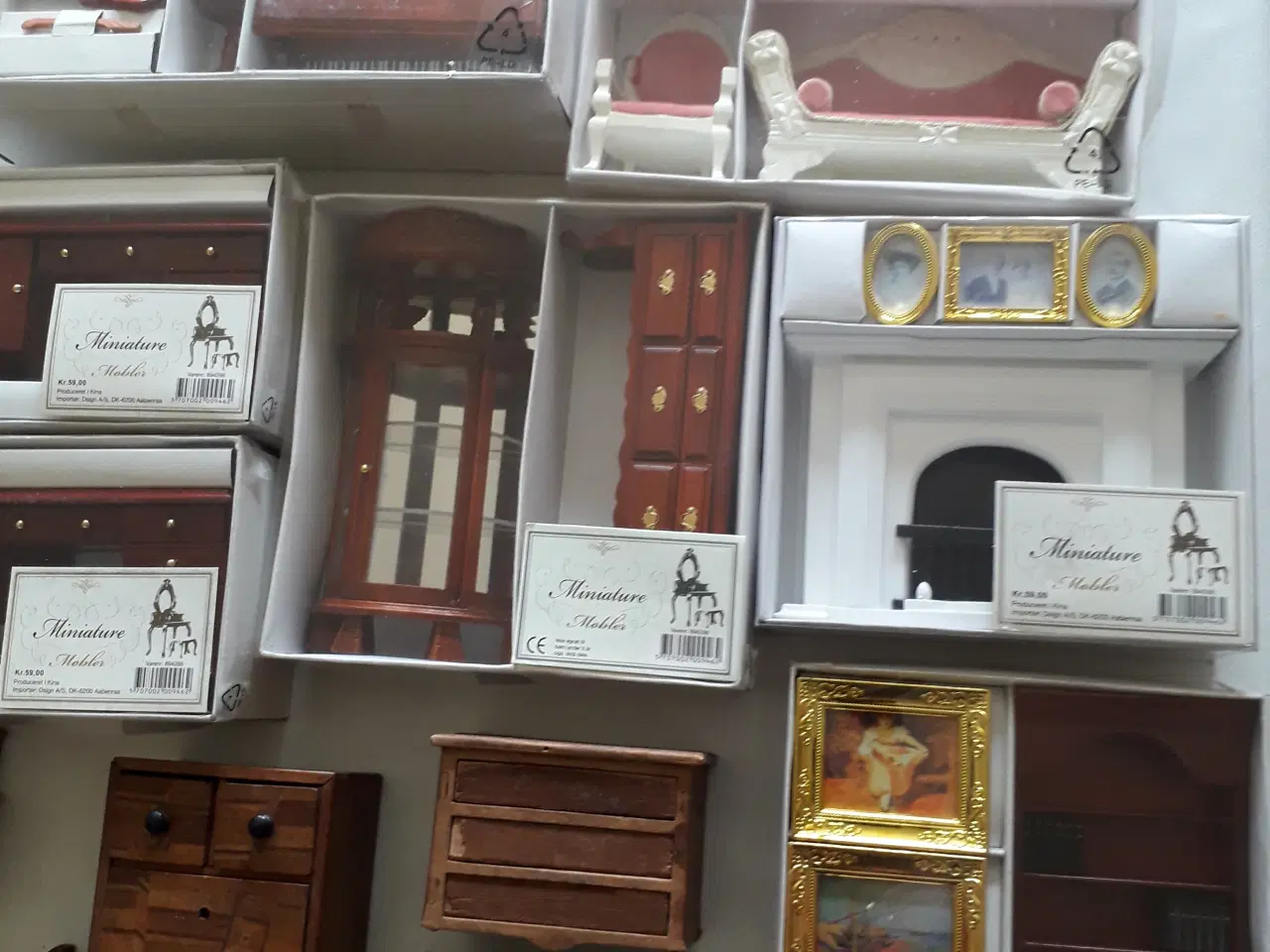 Billede 1 - Dukkehusmøbler - Miniature Samling med tilbehør.