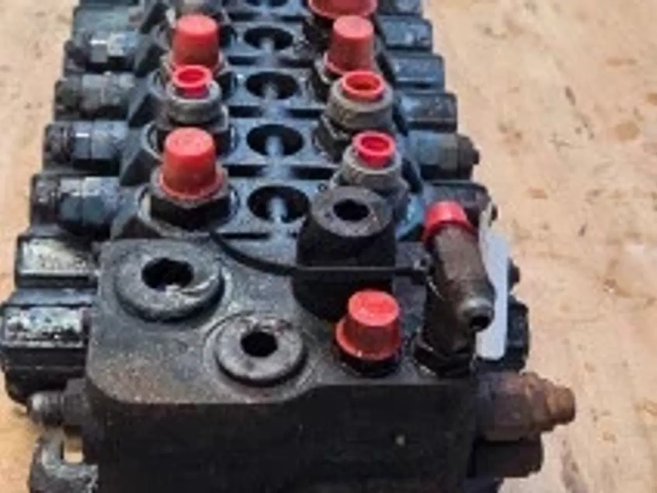 Billede 6 - New Holland LB115B Hydraulikventil 87305216