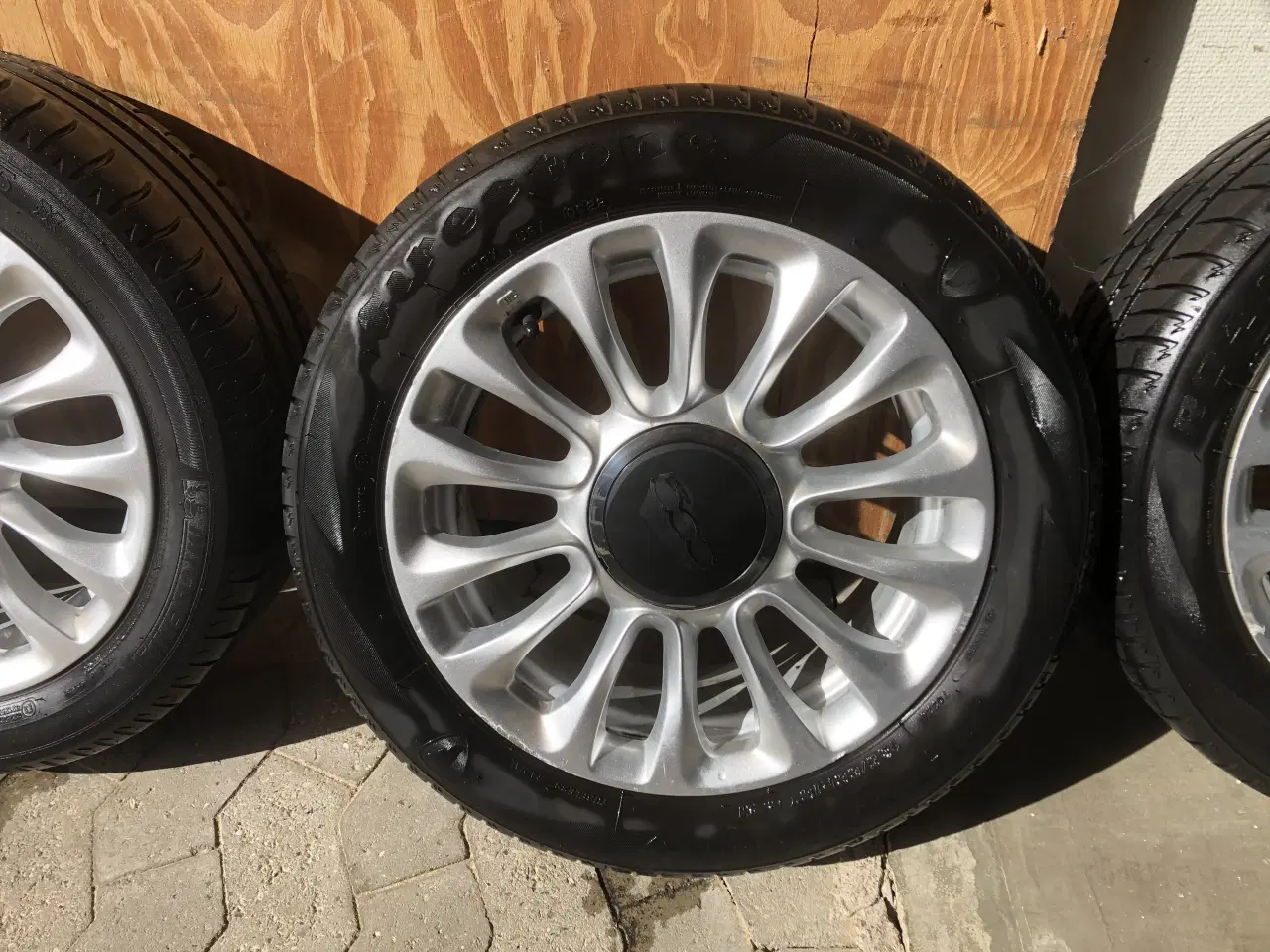 Billede 3 - Fiat 500 Lounge fælge sommerdæk