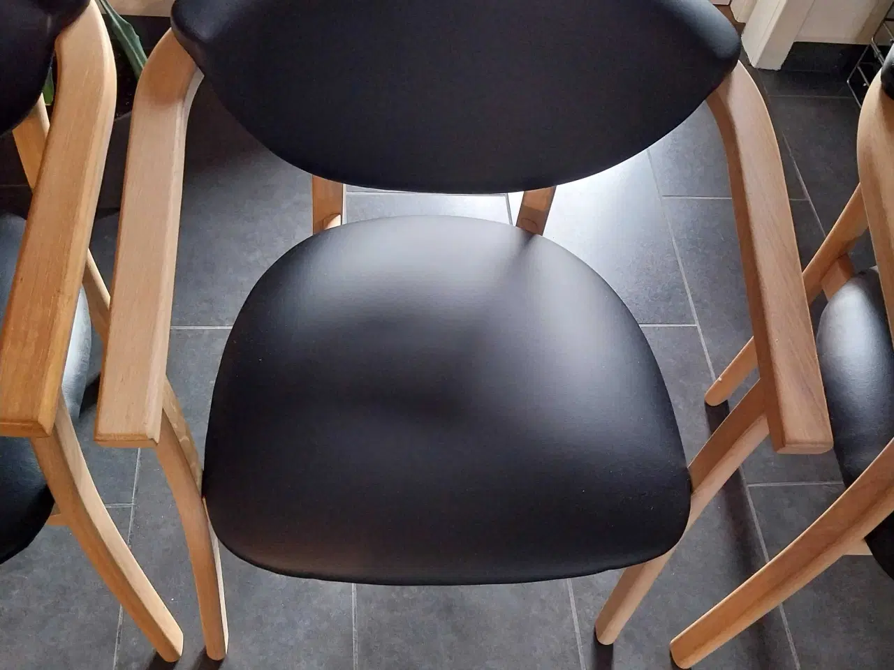 Billede 1 - Spisebordstole i lyst træ med armlæn