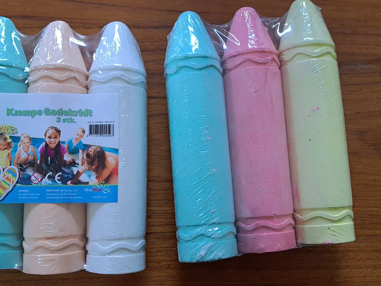 Billede 1 - Xl gadekridt de måler 19 cm og der er 3 farver i h