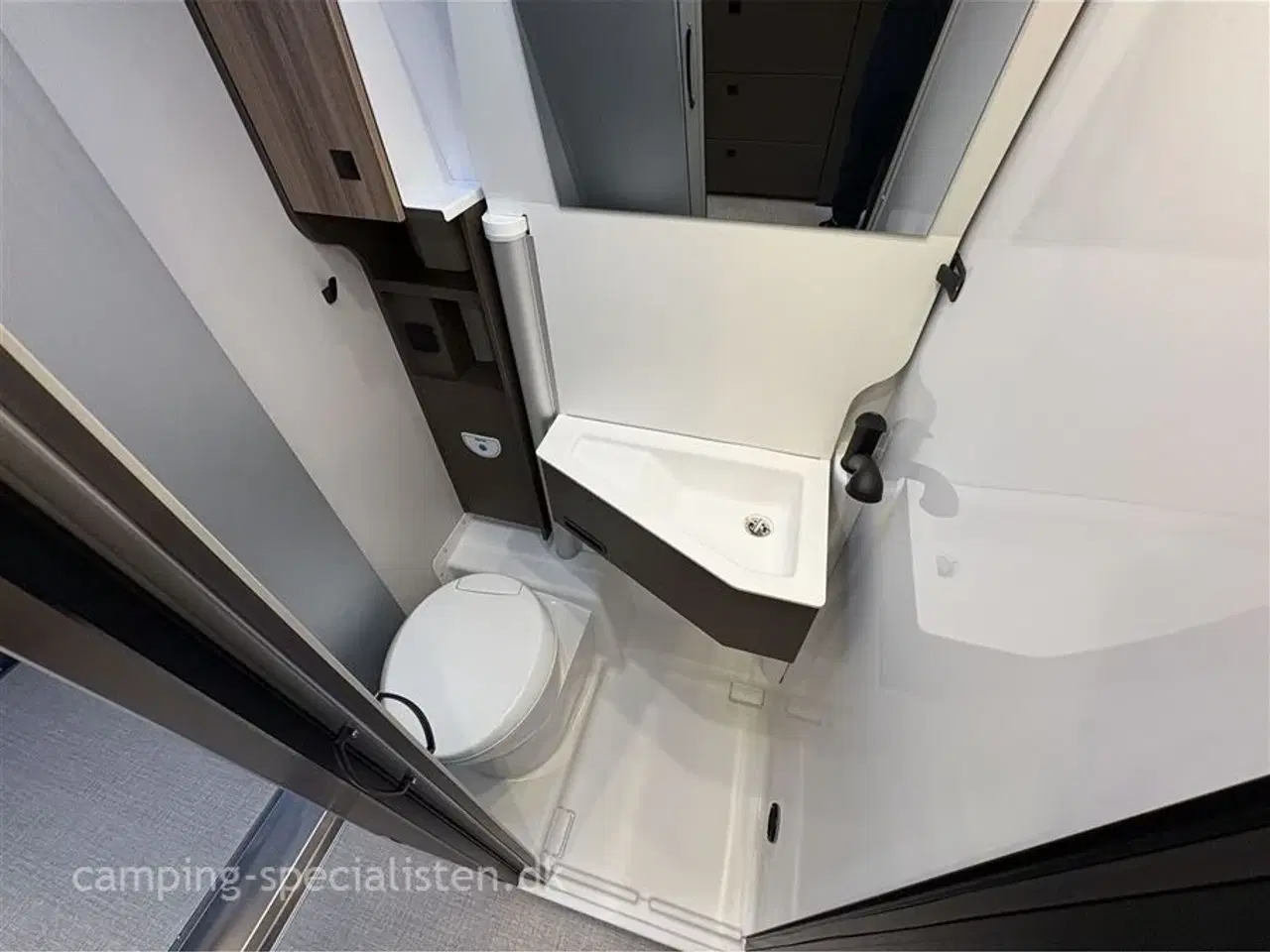 Billede 14 - 2026 - Bürstner B66 C 600 m. automatgear   NYHED! Bürstner B66 C 600 2026 - kampagne model  Aut gear 140 HK kan ses hos Camping-Specialisten.dk