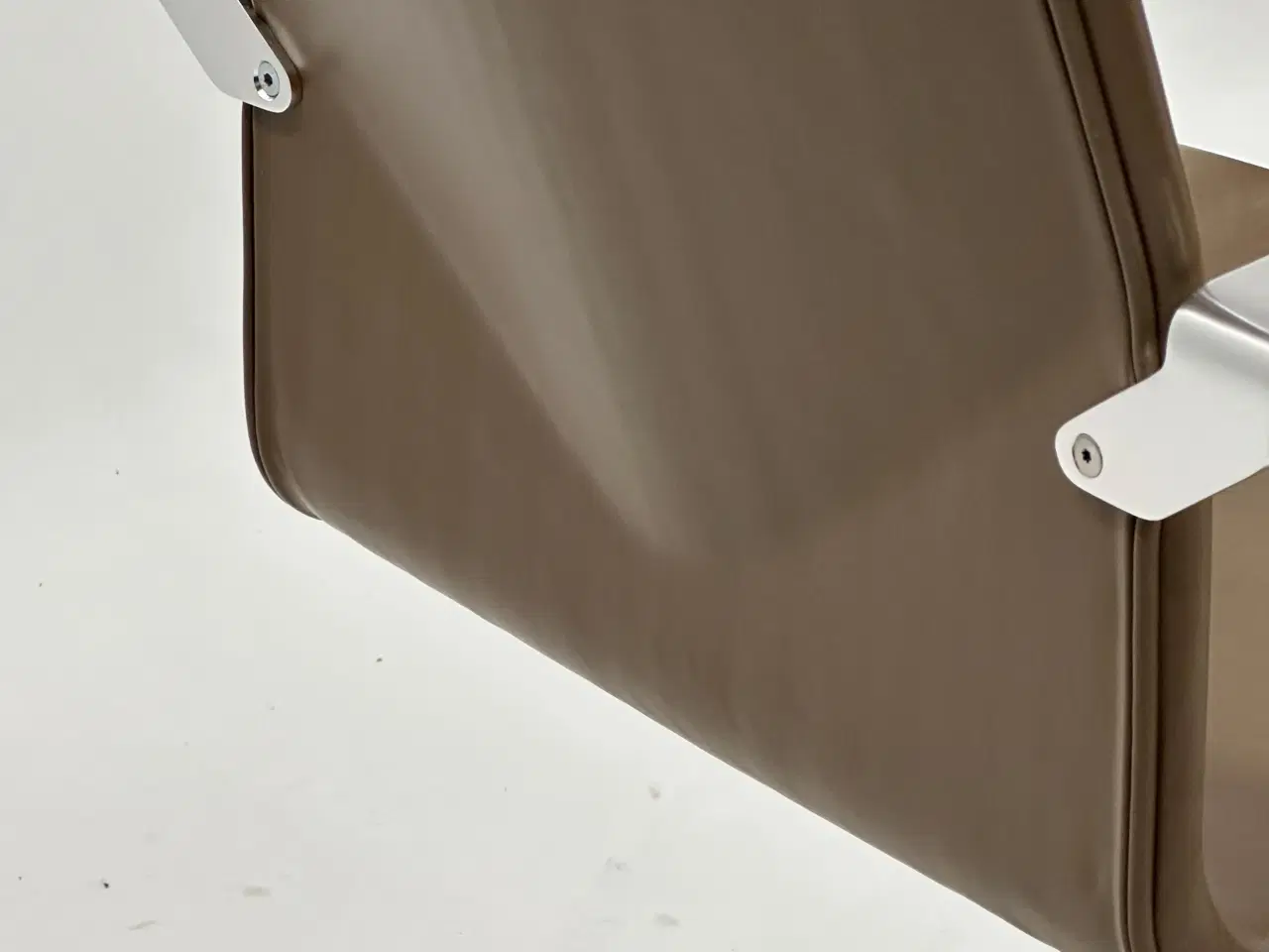 Billede 9 - Four Design - 4-Cast® XL Mødestol (Mørkebrun m. krom armlæn)