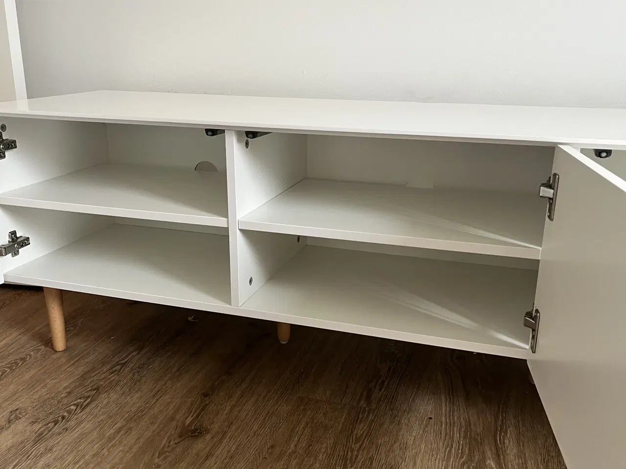 Billede 3 - Hvidt TV møbel med træben