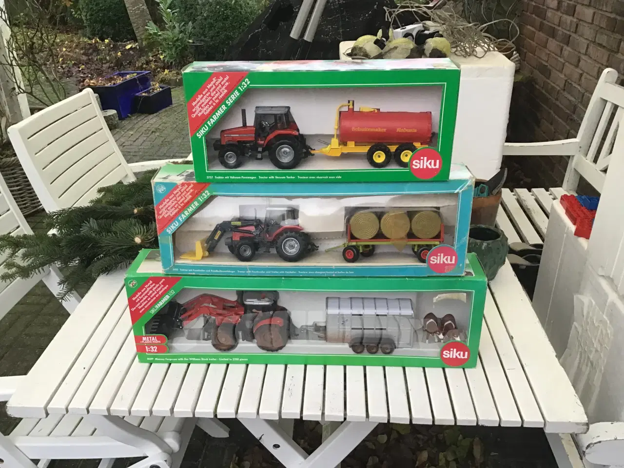 Billede 1 - Siku traktor i æsker med tilbehør