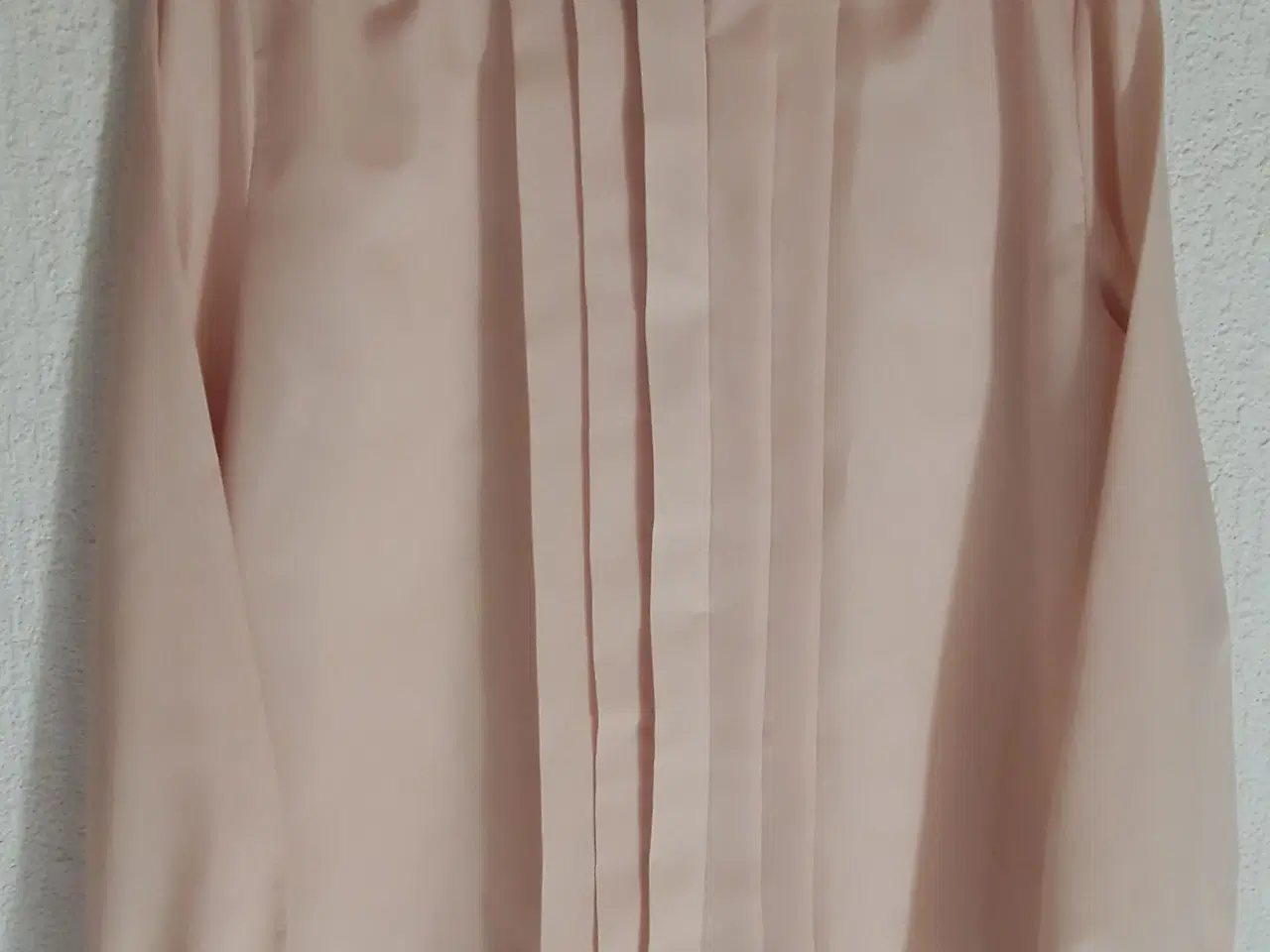 Billede 2 - Skjorte str. 40 med broderet kinaflip