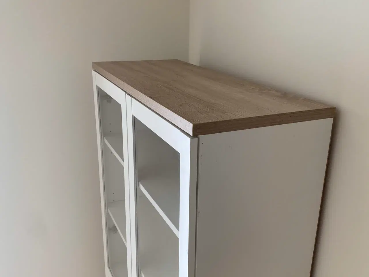 Billede 2 - Hvid vitrineskab i egetræslook