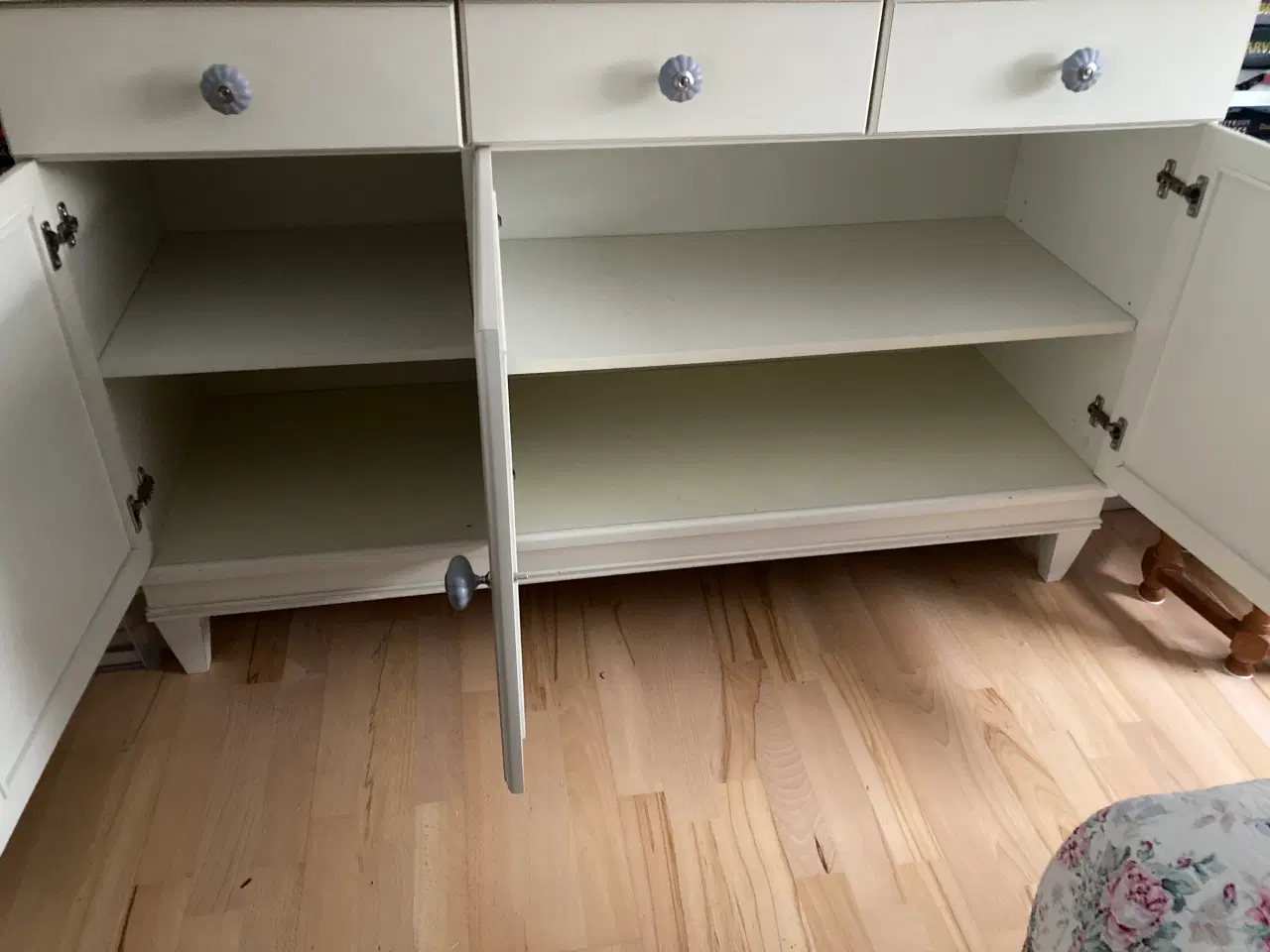 Billede 2 - Skænk i cremefarvet