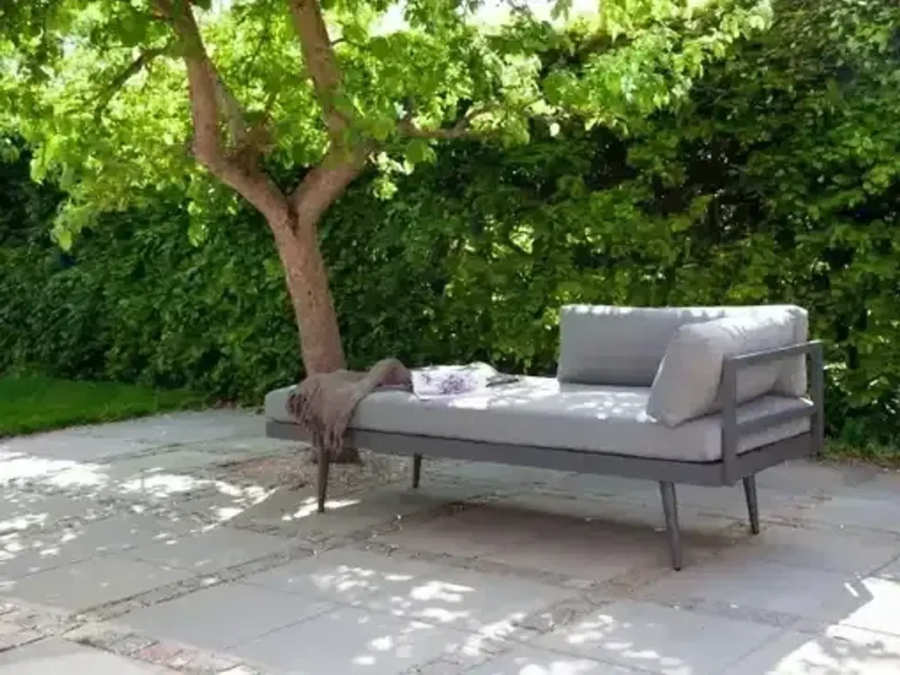 Billede 1 - Loungesofa med hynde og puder i farven grå