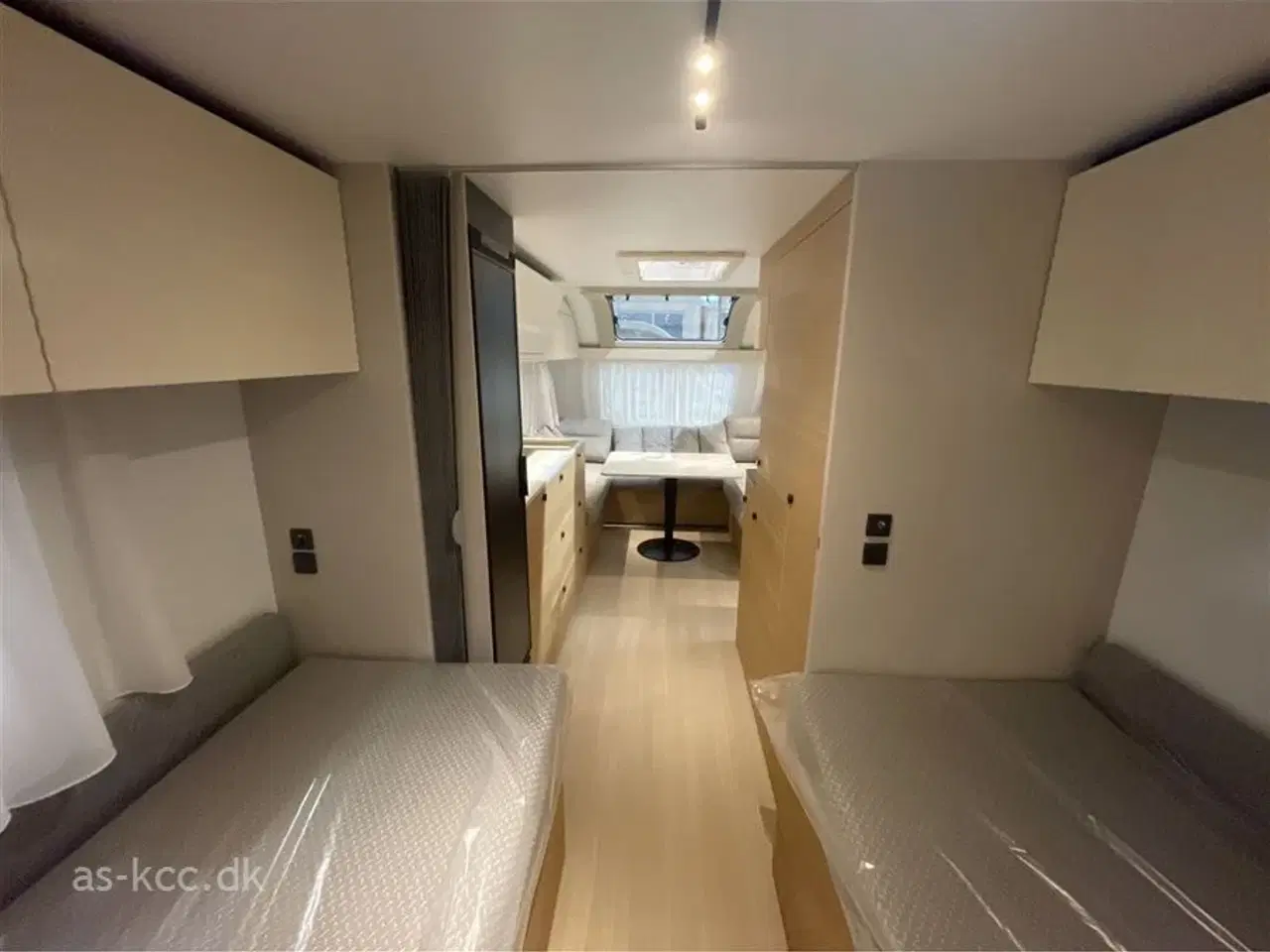 Billede 3 - 2026 - Adria Adora 663 UT Alde   Adria Adora 663 UT årg. 2026 4 sovepladser, 5 siddepladser, (Alde centralvarme ATC, Sengebetræk, Gaskasse opbevaring kr. 31.574,- lagt i prisen)