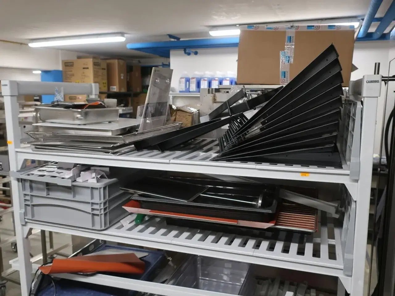Billede 2 - Reol på hjul CAMBRO med indhold