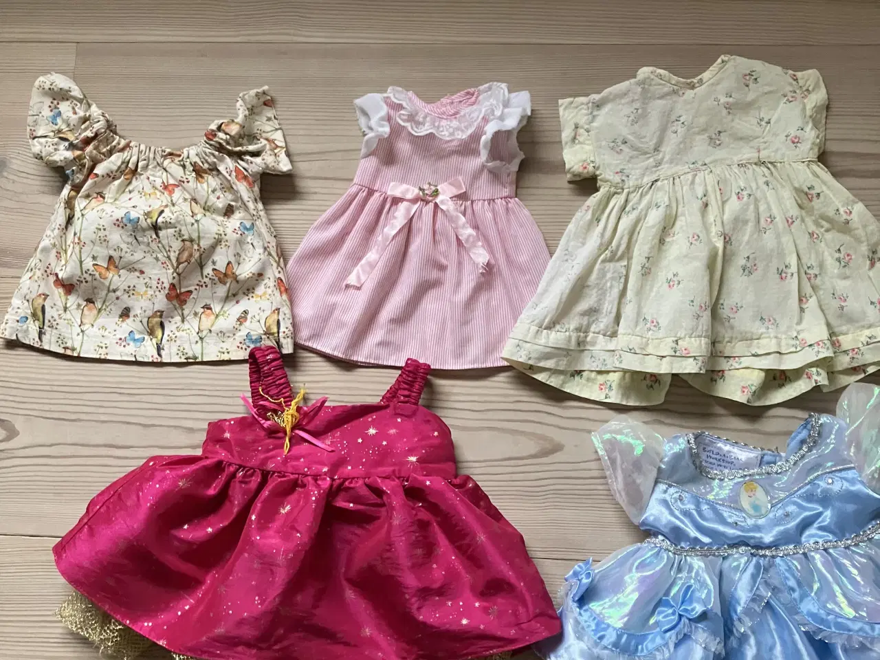 Billede 2 - 16 stk. dukketøj.. 5 kjoler, trøjer, gamacher mv. 