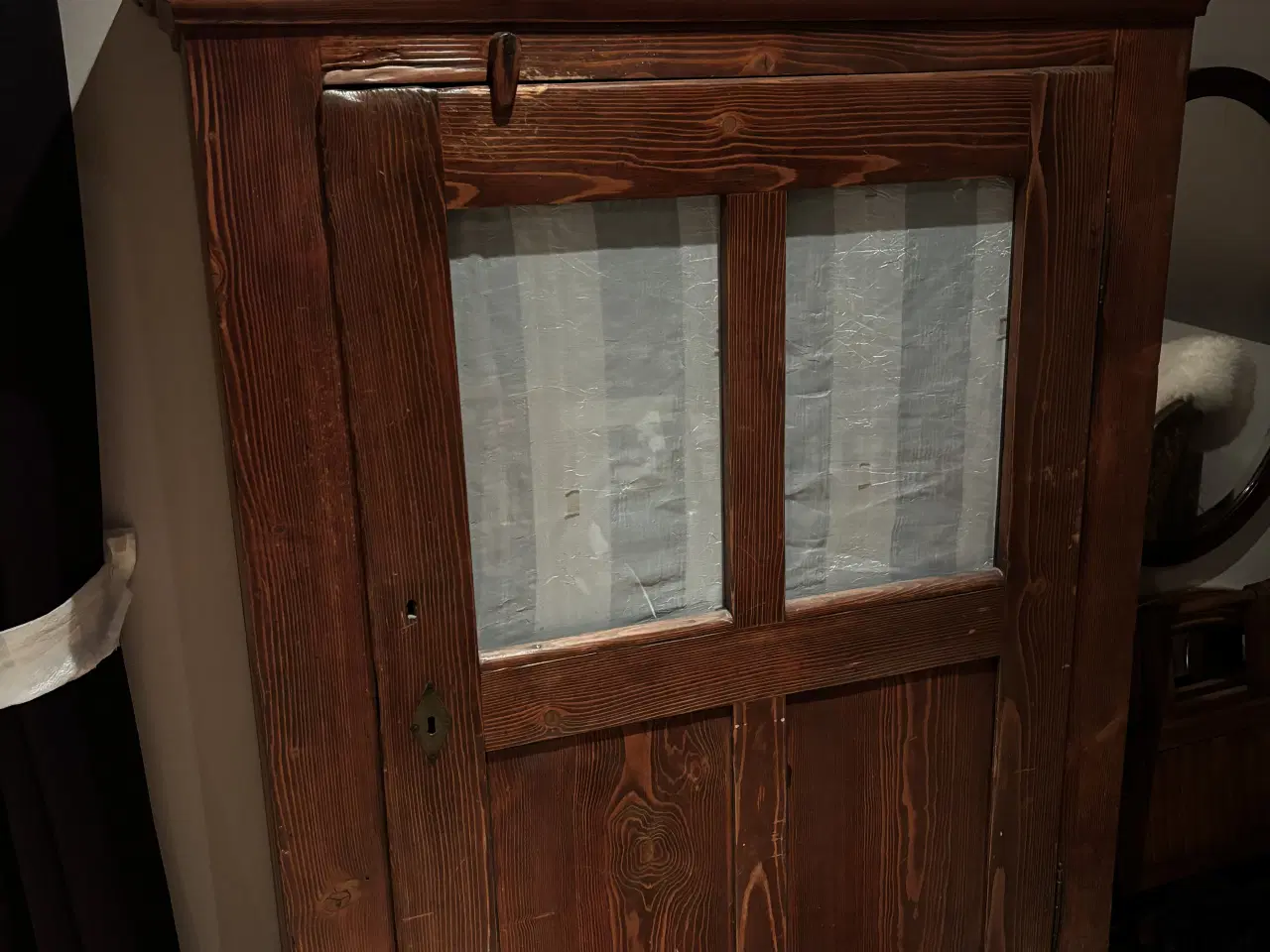 Billede 1 - Skab i mørk træ med låge 