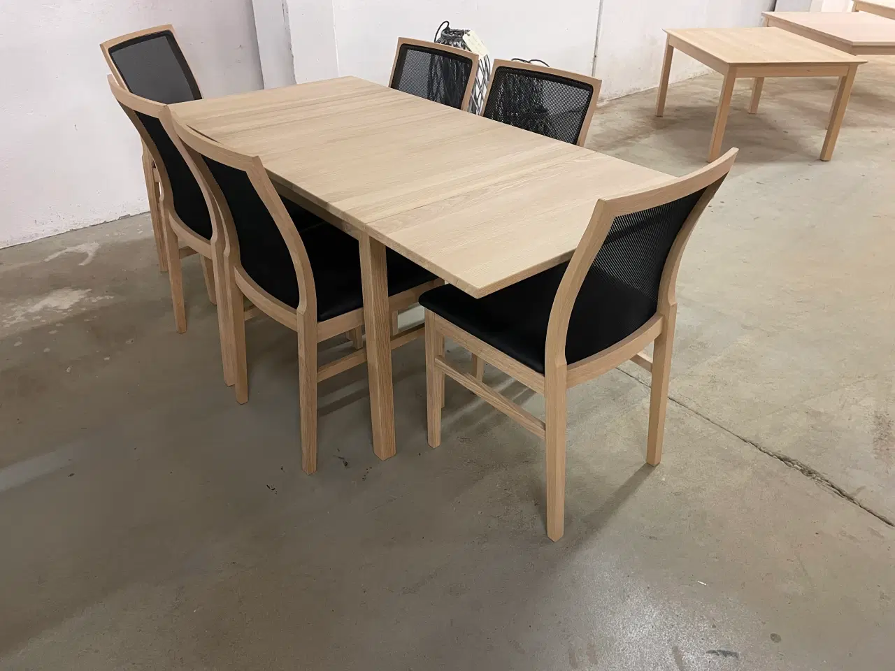 Billede 3 - Spisebord evt med stole