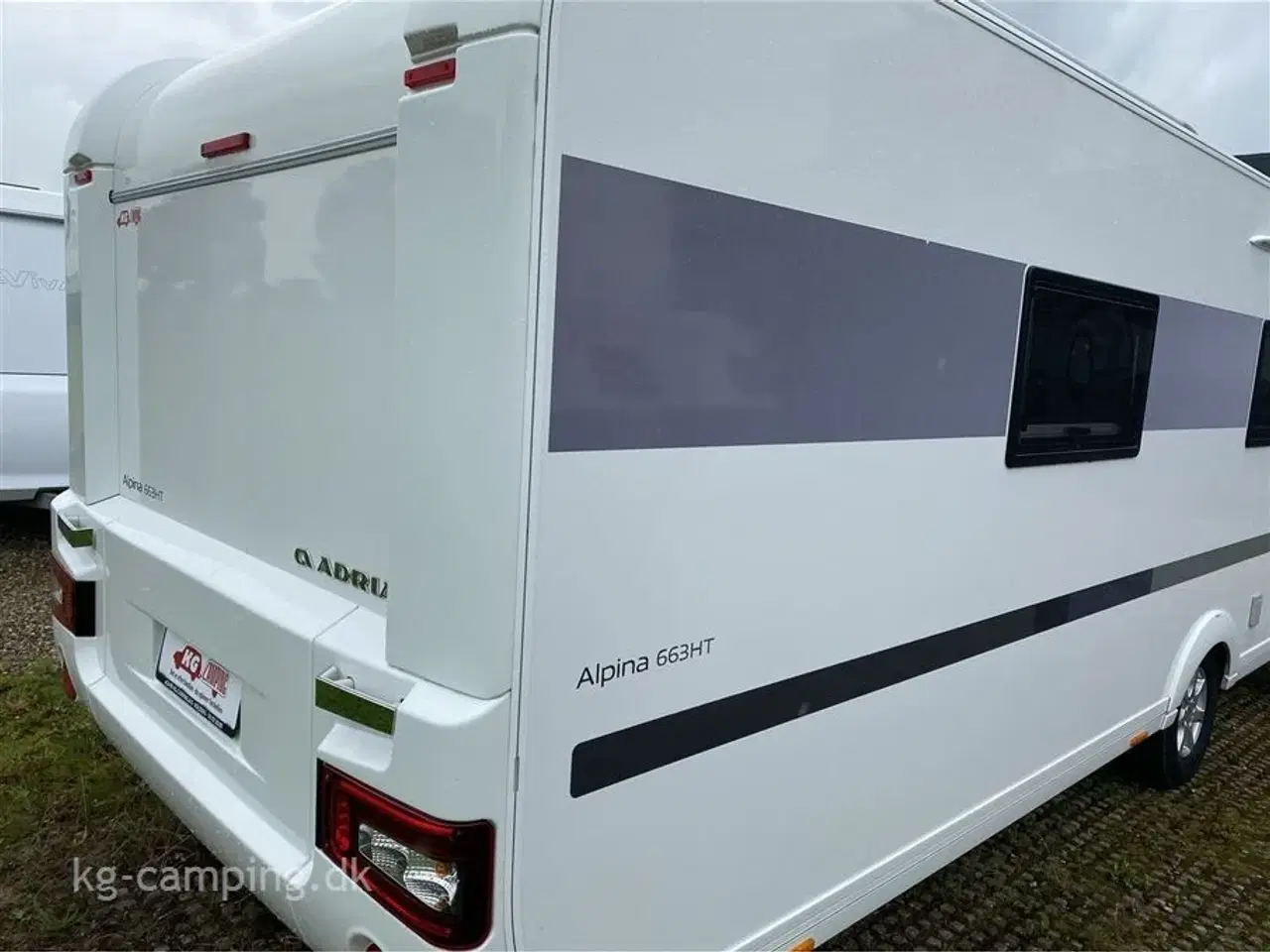 Billede 3 - 2021 - Adria Alpina 663 HT   Velholdt vogn med fritstående dobbeltseng og ende badeværelse.