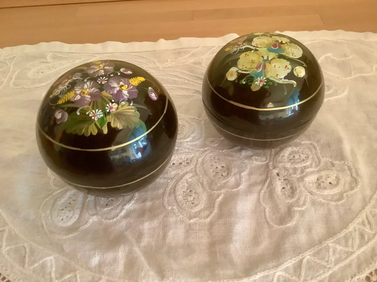 Billede 2 - Lakskrin med håndmalede blomster .
