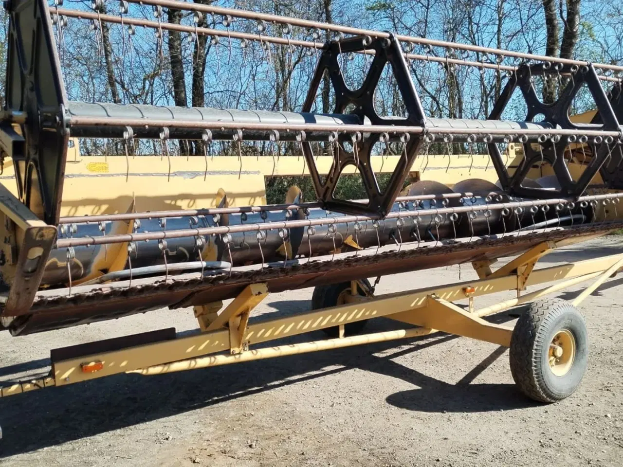 Billede 6 - New Holland TX 65 SLH TX65 med selvopret soldkasse, 17 fods skærebord, snitter, Årg 1998, 3236 tærsketimer og 4036 motortimer , 800-65/32 hjul 405 baghjul