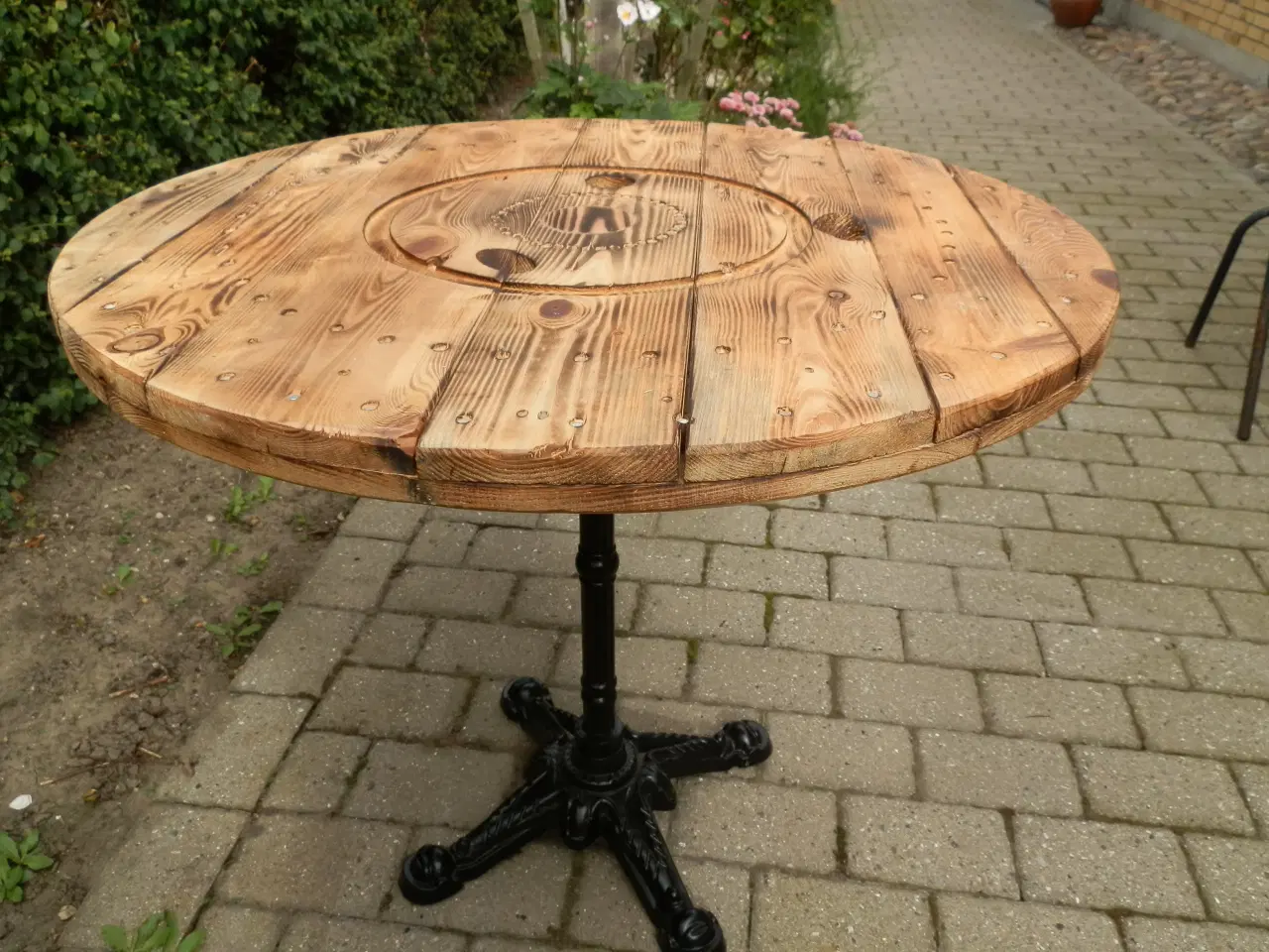 Billede 3 - Kabeltromle Bord med Støbejernsfod og 2 stole