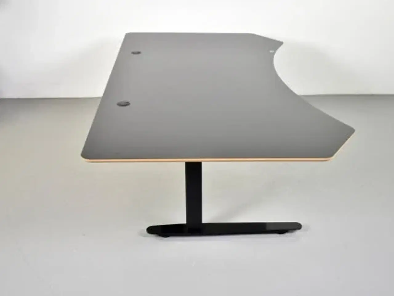 Billede 4 - Hæve-/sænkebord med mavebue og kabelbakke, 230 cm.