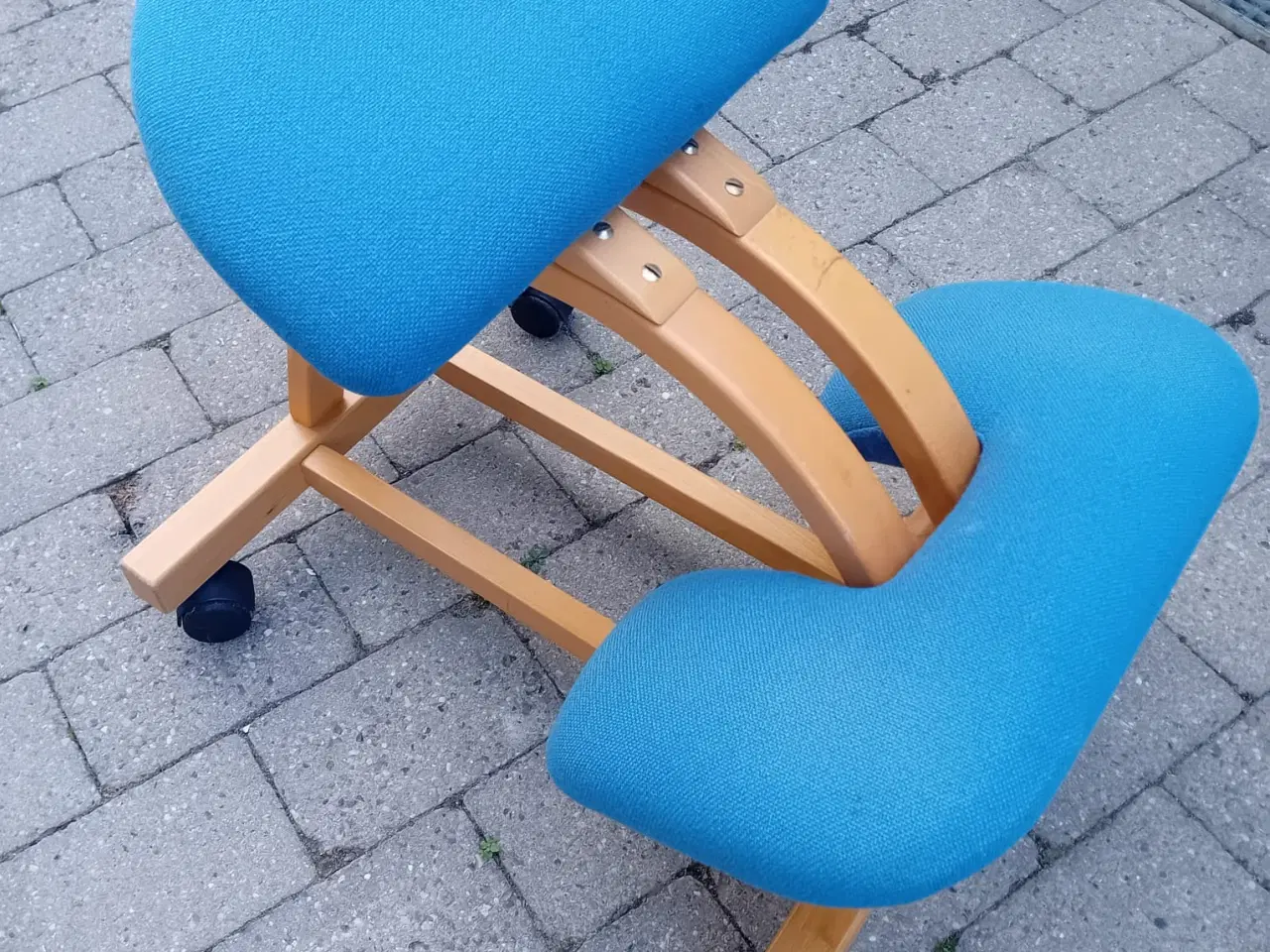 Billede 1 - Ergonomisk knæstol i flot farve.