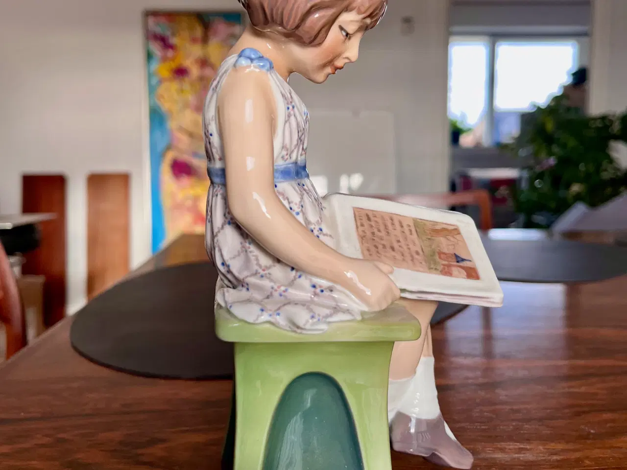 Billede 4 - Pige med bog (nr. 1107) fra Dahl Jensen 1. sorteri