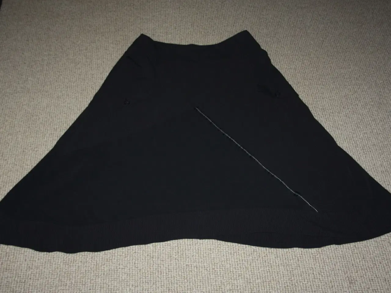 Billede 1 - Pæn Jensen nederdel med fine detaljer.  