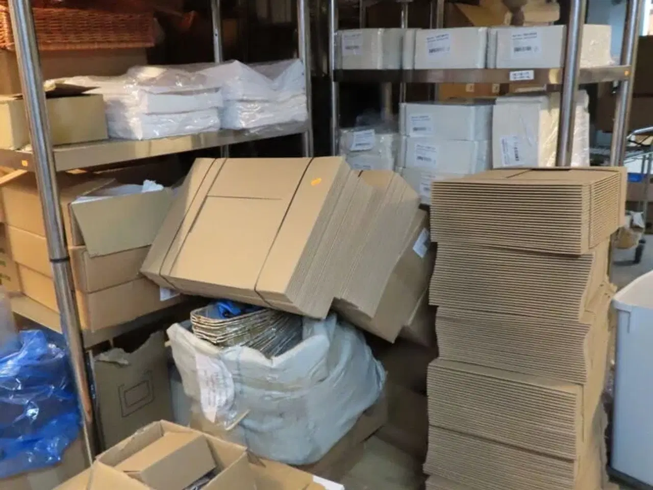 Billede 5 - Div. reoler og indhold