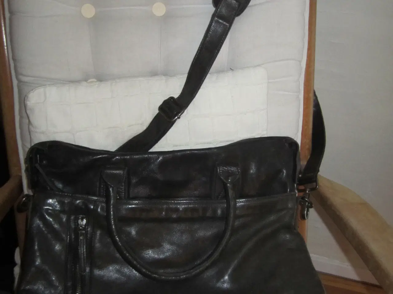 Billede 2 - BYD. Mega lækker sort SKINDTASKE.