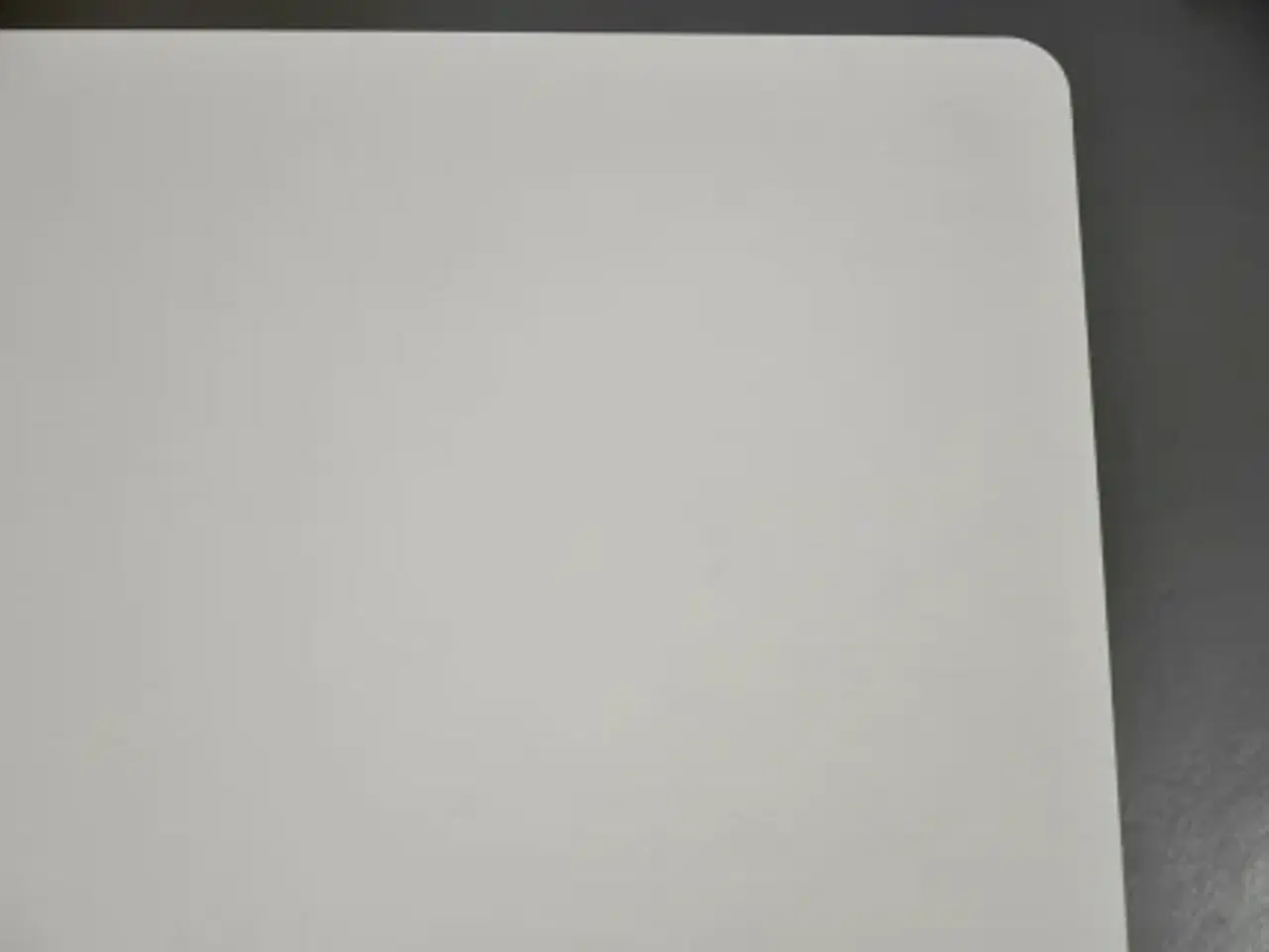 Billede 7 - Scan office hæve-/sænkebord med hvid laminat, gråt stel og kabelbakke, 120 cm.