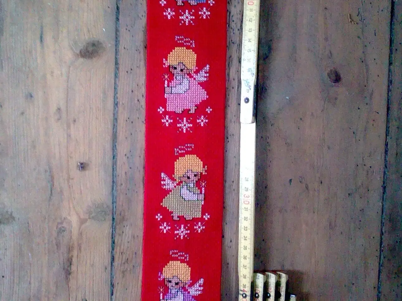 Billede 5 - Englebørn ding ding ding og ding korssting på rød 