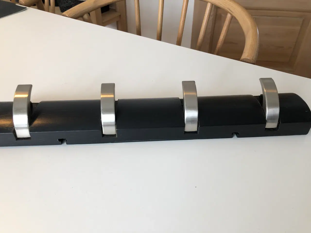 Billede 4 - Knagerække i sort med 4 knager fra Cado