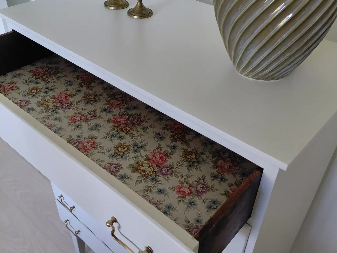 Billede 2 - Vintage kommode med sødt blomsterprint i skufferne