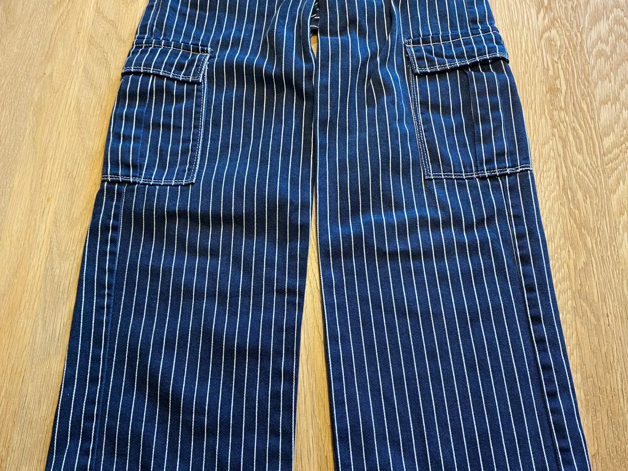 Billede 1 - Stribede jeans med god vide str. 134. Tshirt mm