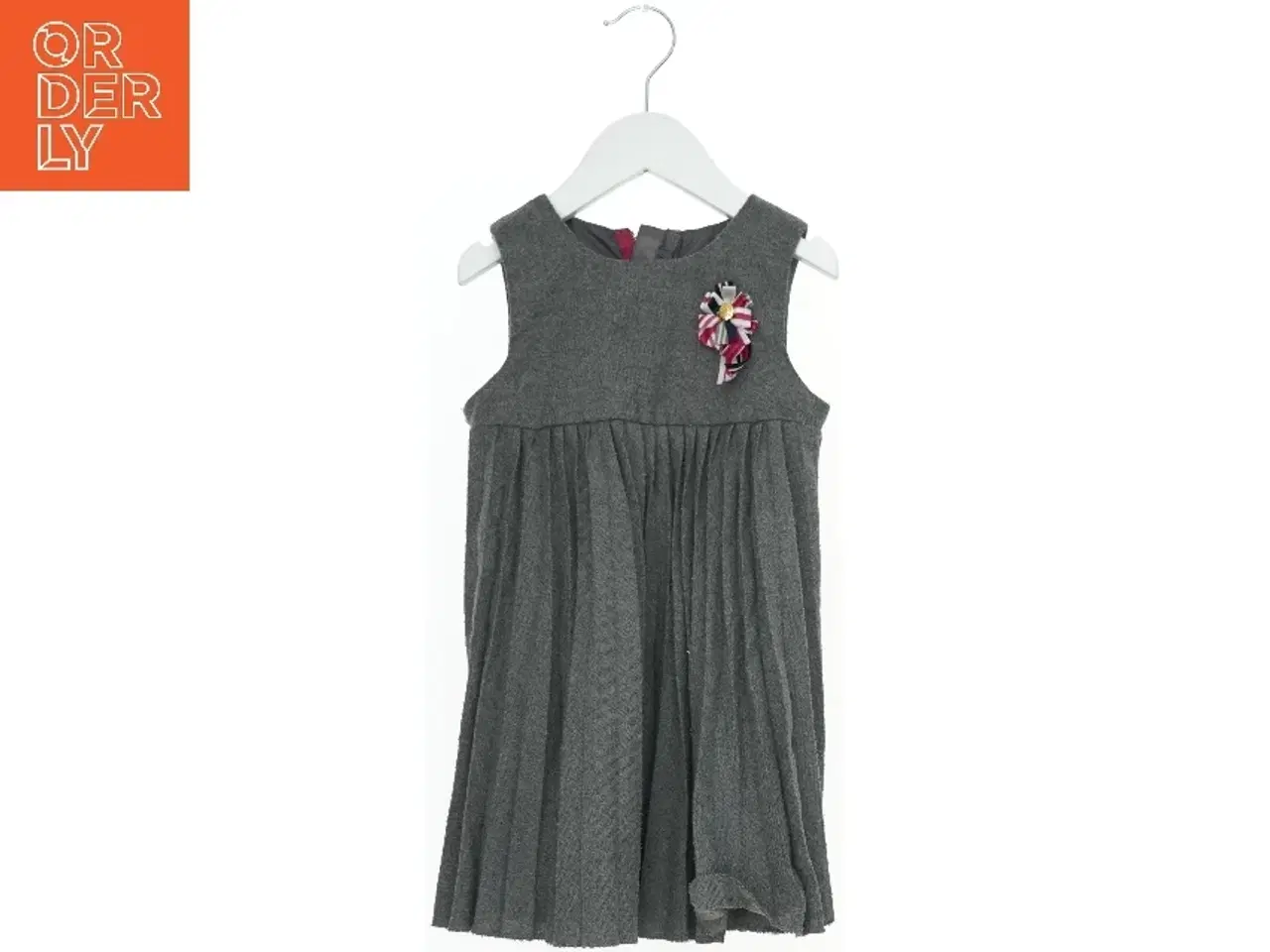 Billede 1 - Grå børnekjole med broche (str. 98)