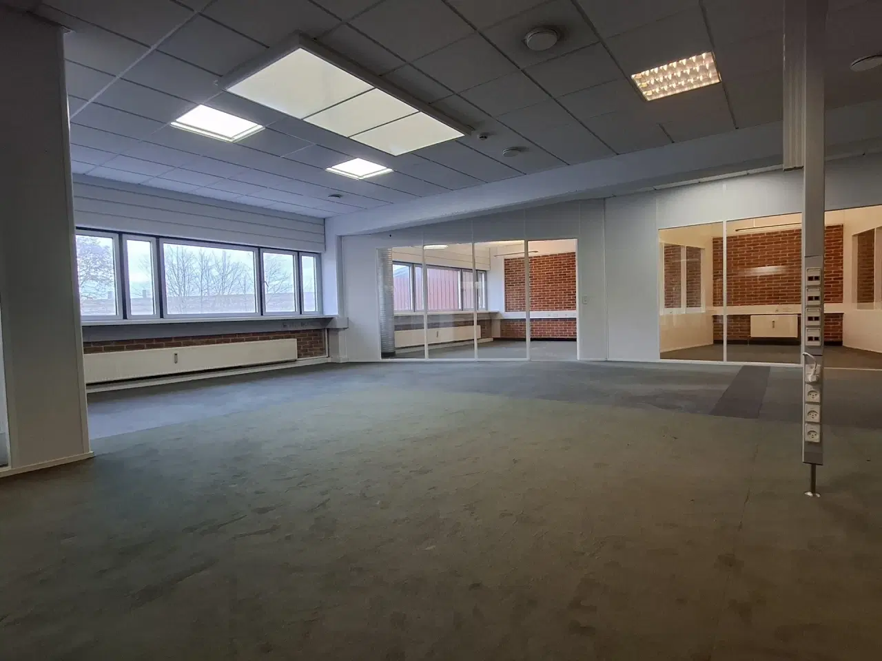 Billede 31 - Suveræn Beliggenhed – Showroom. Klinik, Butik, Gaming, Kontor mm. – Stort åbent areal i midten og mindre cellekontorer i glas.