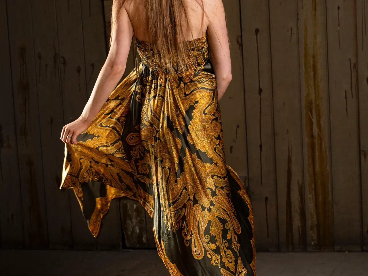 Billede 2 - To kjoler . En i silke, og en i blonde. 