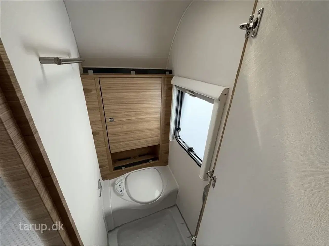 Billede 17 - 2023 - Dethleffs Camper 560 FMK    Kan opvejes til totalvægt 2000 kg. Dobbeltsengs- og køjevogn, rundsidde-gruppe, Truma varme, 3-trins el-gulv-varme, stort kølesk.