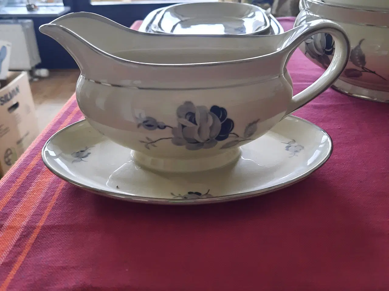 Billede 5 - Smukt spisestel med grå blomster