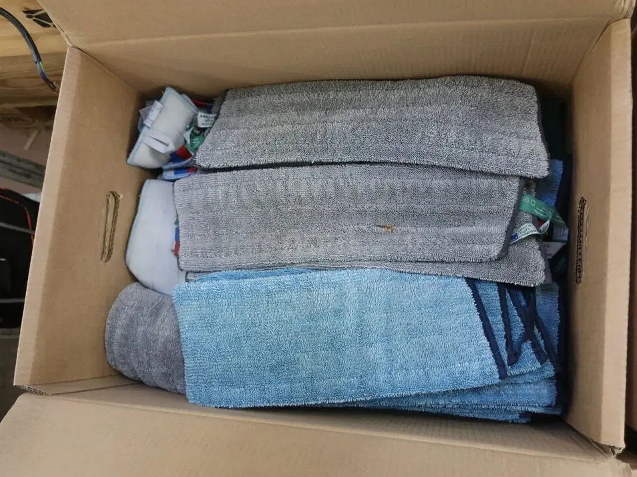 Billede 2 - 3 flyttekasser med klude og moppe