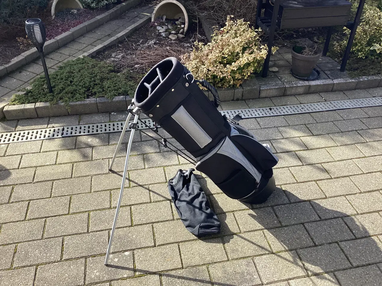 Billede 1 - Fin golfbære/Standbag m/topraincover