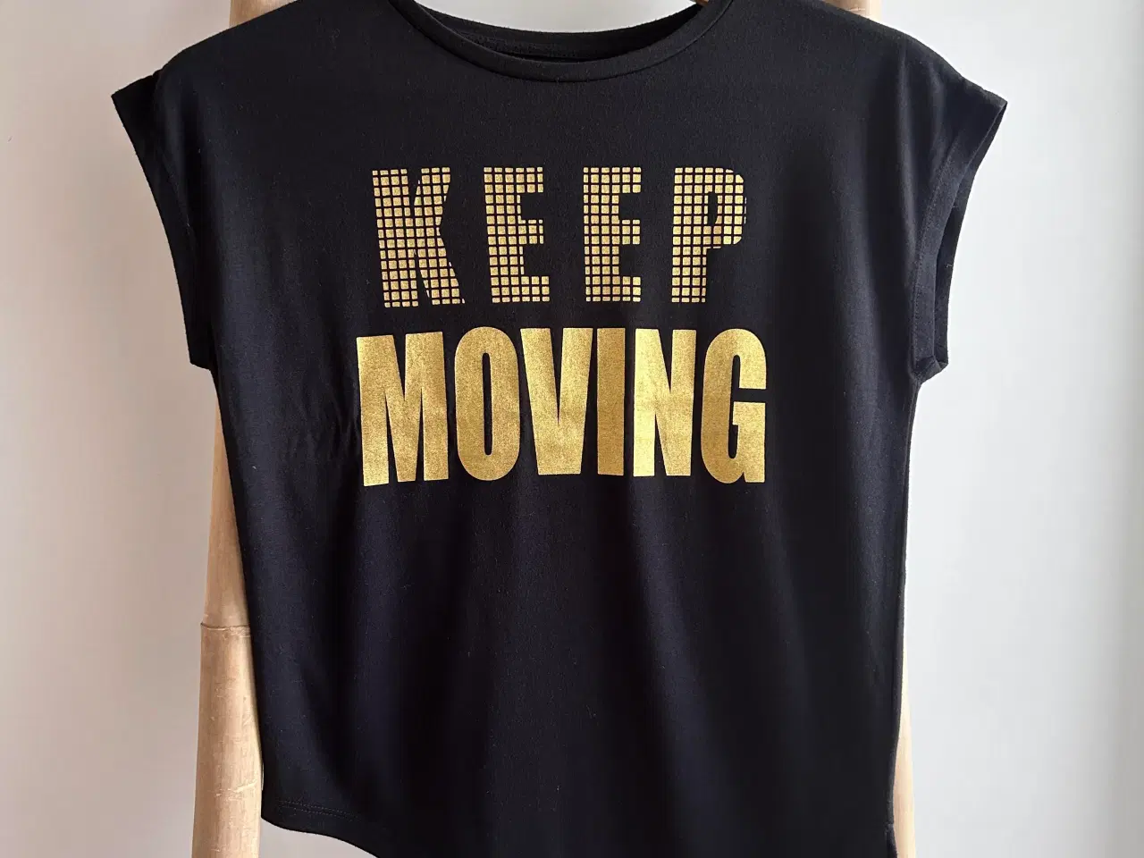 Billede 1 - T-shirt med tryk 'KEEP MOVING', str. 140